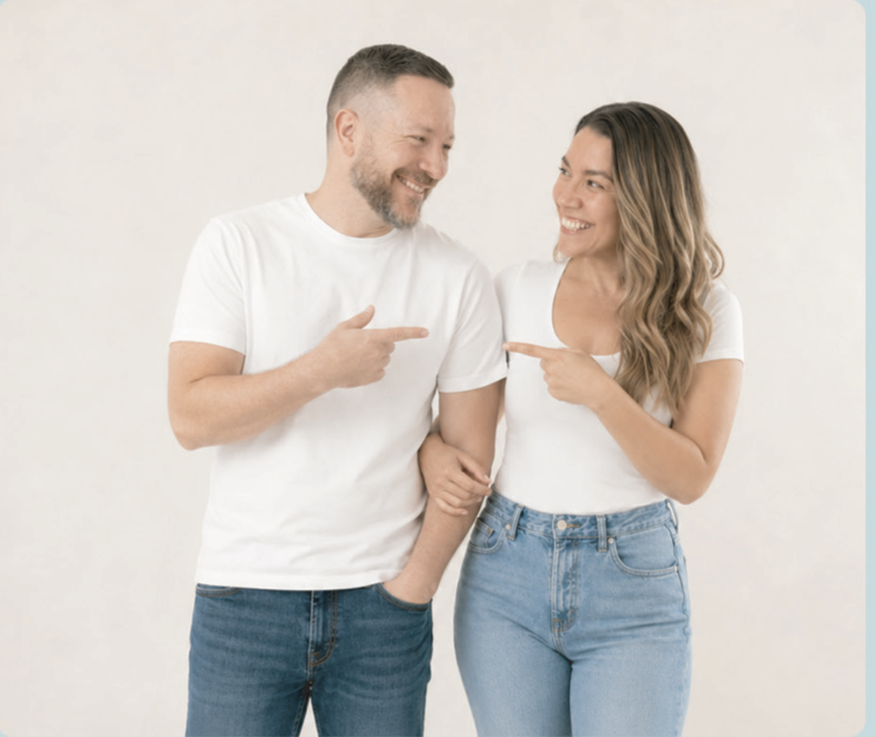Adrián y Mayra señalándose y sonriendo
